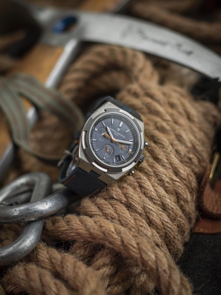800_vac-overseas-chrono-everest-5510v-000t-b923-lifestyle-1.jpg